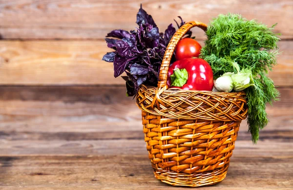 Verduras frescas en la cesta sobre fondo de madera — Foto de Stock