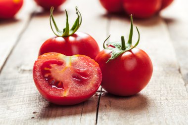 Ahşap zemin üzerinde domatesler