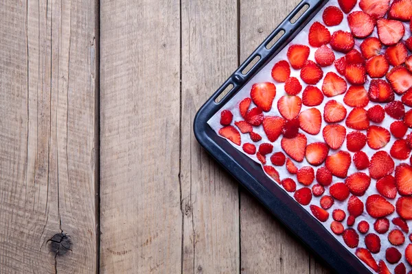 Früchte. Erdbeerscheiben backen — Stockfoto