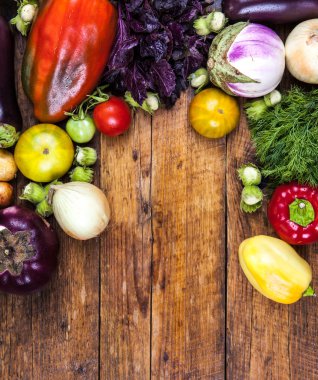 Tahta arka planda taze sebzeler