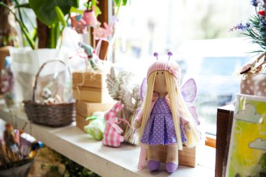 güzel el yapımı bebek penceresinde