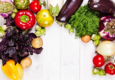 Beyaz ahşap arka planda taze sebzeler