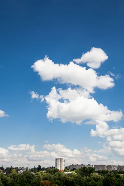 Die Stadt und der schöne Himmel darüber — Stockfoto