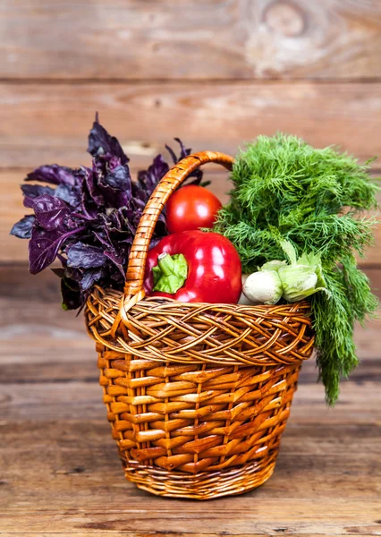 Verduras frescas en la cesta sobre fondo de madera — Foto de Stock