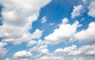 Bulutlara yakın mavi gökyüzü