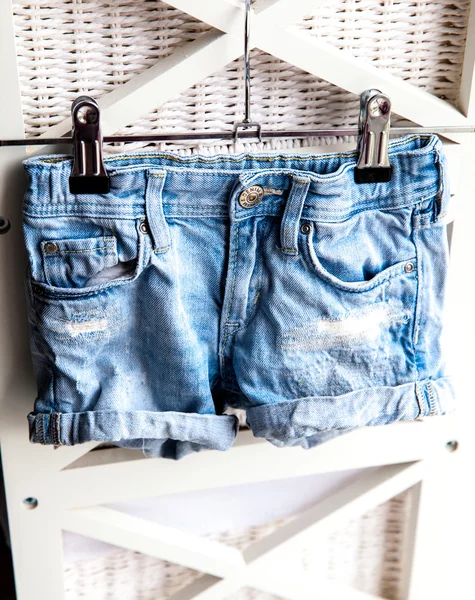 Blå jean shorts med hvid baggrund. tøj - Stock-foto