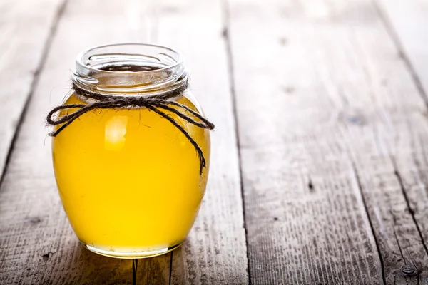 Чаша мёда на деревянном столе. Символ здоровья — стоковое фото