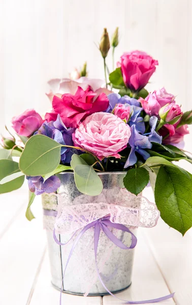 Flores. ramo de rosas en un cubo —  Fotos de Stock