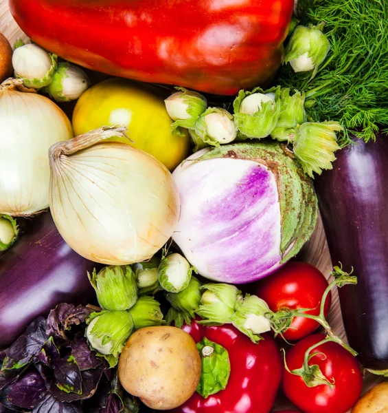 Verduras frescas sobre fondo de madera —  Fotos de Stock