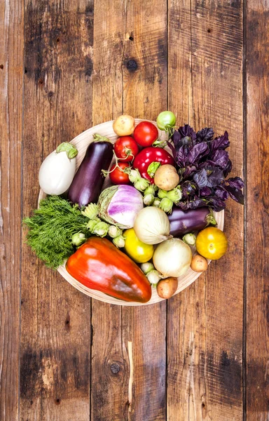 Fresh vegetables on wooden background — Stock Photo, Image