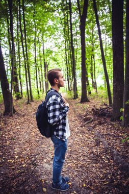 Sırt çantası avare ile genç yakışıklı adam portresi yürümek