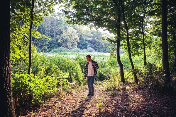 Portret van jonge knappe man met rugzak zwerver lopen — Stockfoto