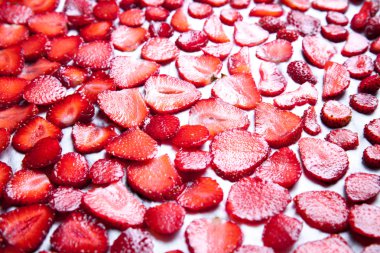 Dilimlenmiş çilek. meyve