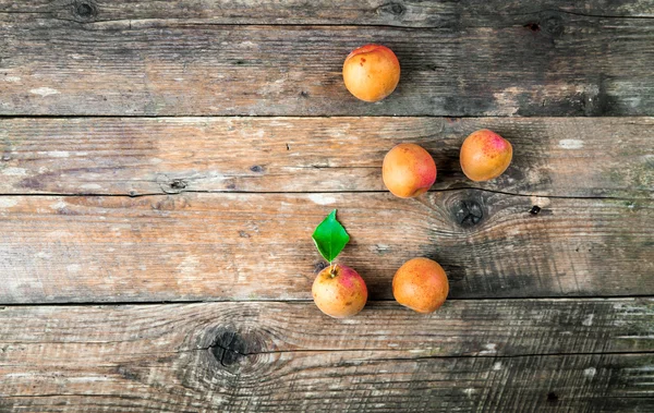 Frische Aprikosen auf Holzgrund. Früchte — Stockfoto