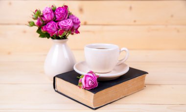 Vazoda gül güzel buket. kitap, çiçekler