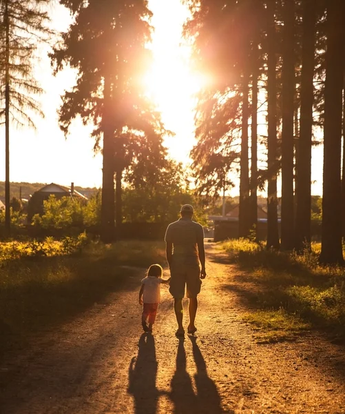 Pai e filha ao pôr-do-sol . — Fotografia de Stock