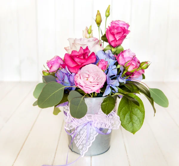 Flores. ramo de rosas en un cubo — Foto de Stock