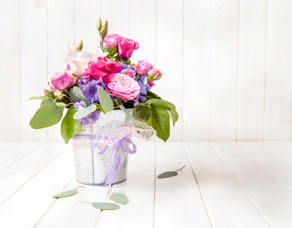 Flowers. bouquet of roses in a bucket — Stock Photo, Image