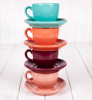 Beyaz ahşap arka plan üzerinde renkli kahve bardağı