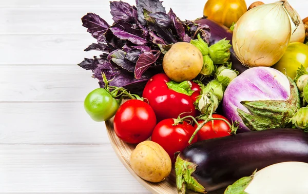 Verduras frescas sobre fondo de madera blanca —  Fotos de Stock