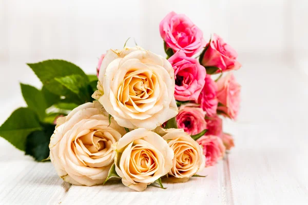 Rosas sobre fondo de tablones de madera blanca. flores — Foto de Stock