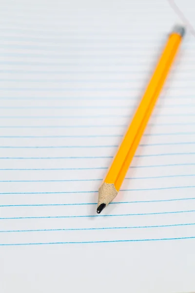 Gul penna på anteckningsboken — Stockfoto