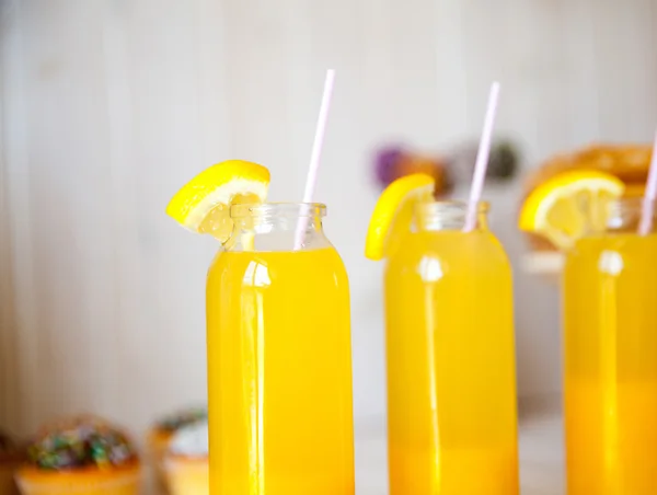 Frisse zomer oranje cocktails op houten tafel — Stockfoto