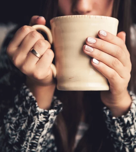 Una taza de café en unas hermosas manos femeninas y hermosos labios —  Fotos de Stock