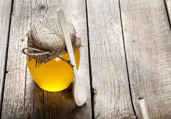 ahşap masa üzerinde bal kase. sembolü sağlıklı yaşam ve doğal tıp. aromatik ve lezzetli.