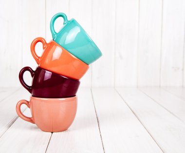 ahşap beyaz arka plan üzerinde renkli bardak. kahve kavramı