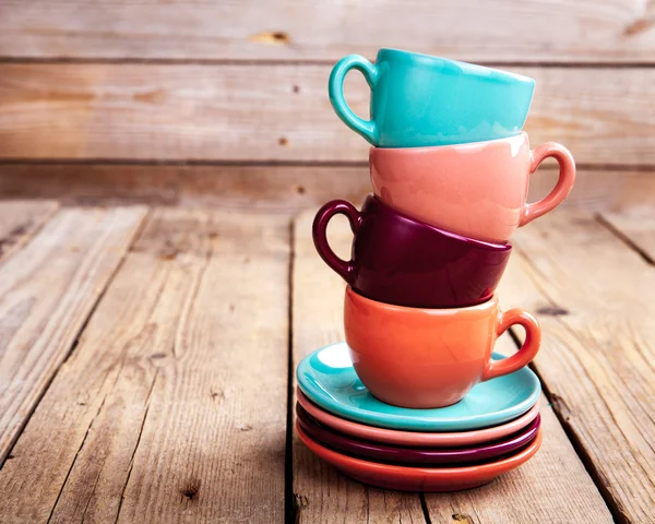 Coloridas tazas de café sobre mesa de madera sobre fondo grunge —  Fotos de Stock
