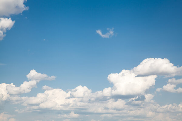 голубое небо с облаками крупного плана