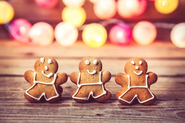 Christmas food, Gingerbread Man on a wooden background. garland for the new year — Stock Photo, Image