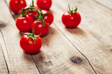 Kırsal ahşap arka planda taze kiraz domatesleri