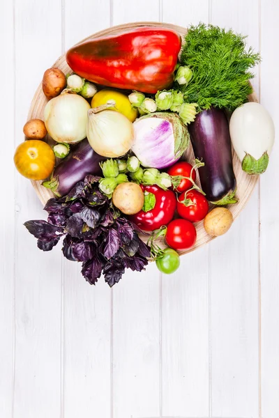 Verduras frescas sobre fondo de madera blanca — Foto de Stock