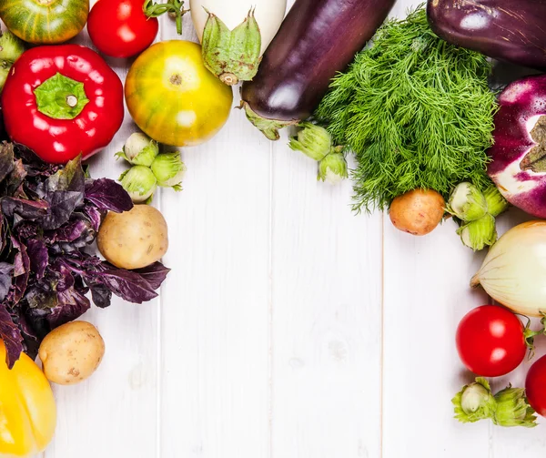 Verduras frescas sobre fondo de madera blanca — Foto de Stock