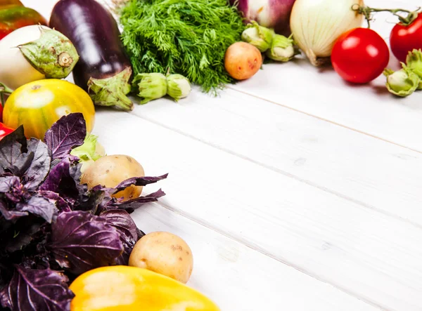 Verduras frescas sobre fondo de madera blanca —  Fotos de Stock