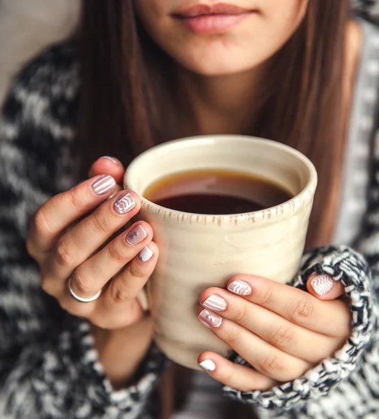 Eine Tasse Kaffee in einer schönen weiblichen Hand und schönen Lippen — Stockfoto