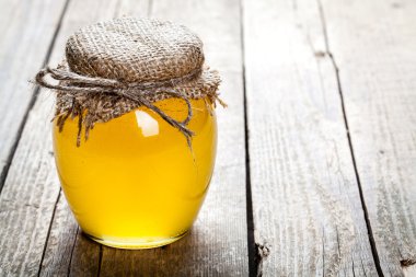 ahşap masa üzerinde bal kase. sembolü sağlıklı yaşam ve doğal tıp. aromatik ve lezzetli. 