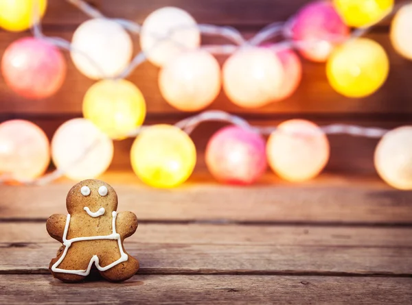 Christmas food, Gingerbread Man on a wooden background. garland for the new year — Stock Photo, Image