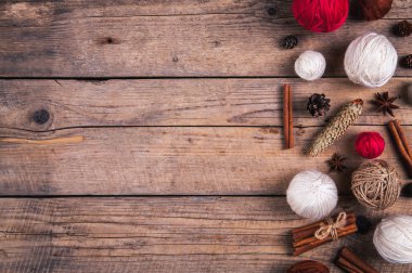 Çam kozalakları, baharat, tarçın ile Noel dekorasyon