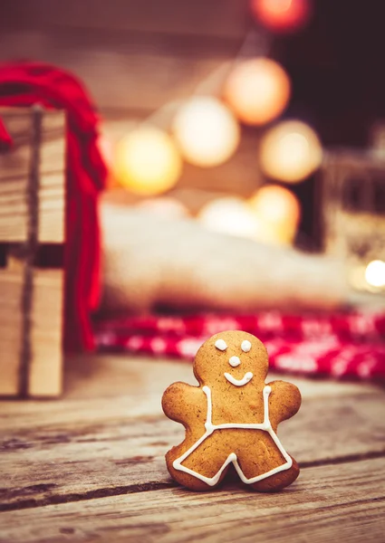 Christmas food, Gingerbread Man on a wooden background. garland for the new year — Stock Photo, Image