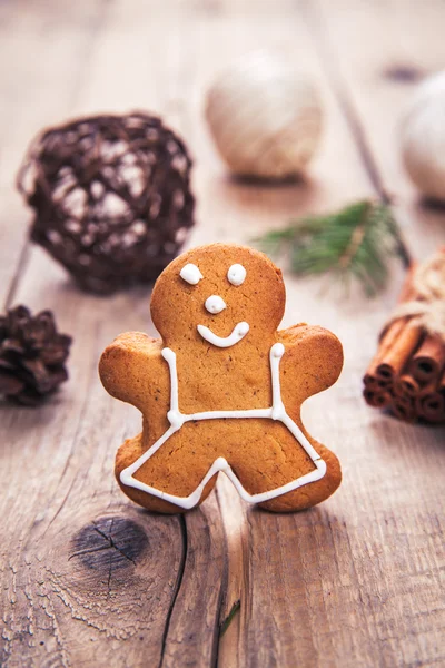 Christmas tree background with Christmas tree and gingerbread shaped cookies. the toning. selective focus — Stock Photo, Image