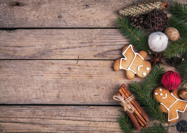 Fondo del árbol de Navidad con árbol de Navidad y galletas en forma de pan de jengibre. la tonificación. enfoque selectivo —  Fotos de Stock