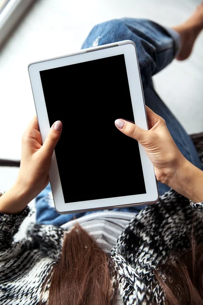 Holding ve tablet ile boş ekran kullanma kadın.