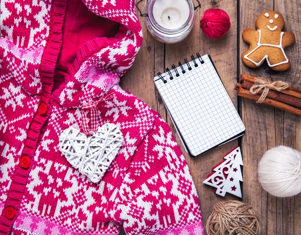 Set de Navidad. Manta caliente, suéter, vela, cuaderno, especias, canela, conos de pino, corazón en el fondo de madera —  Fotos de Stock