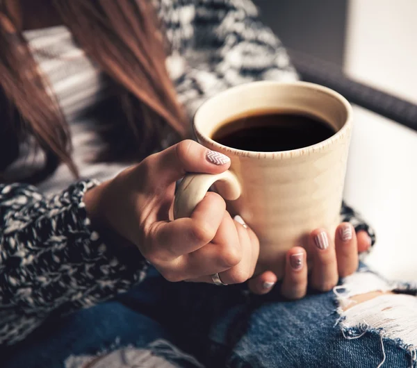 Eine Tasse Kaffee in einer schönen weiblichen Hand und schönen Lippen — Stockfoto