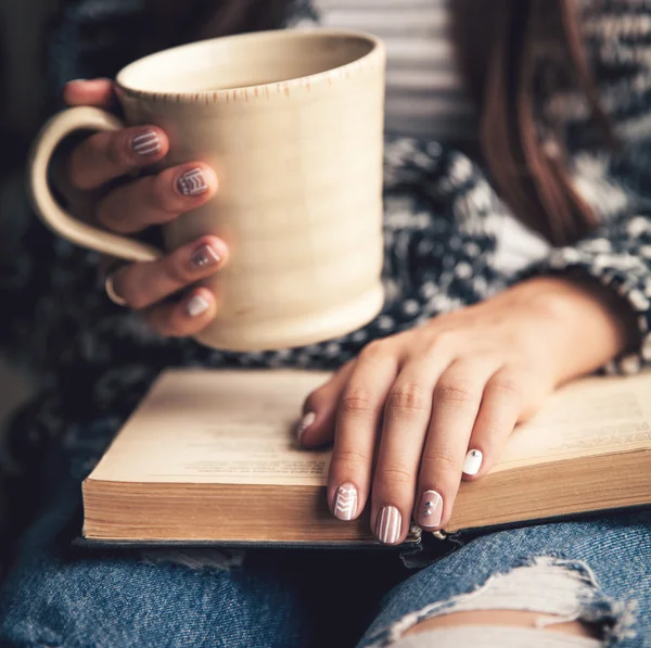 Dívka s přestávkou s šálkem čerstvé kávy po čtení knih nebo studium — Stock fotografie