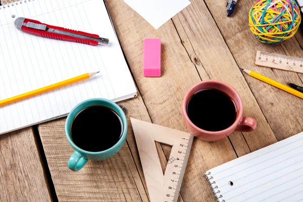 Concetto di collaborazione di squadra. Pianificazione aziendale con caffè e forniture per ufficio — Foto Stock