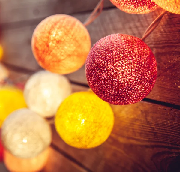 Guirnalda de Navidad de algodón. Decoración multicolor brillante . — Foto de Stock